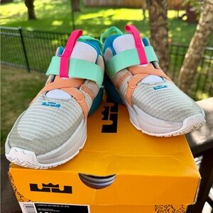 Kids' LeBron Witness VII (PS) Athletic Shoes